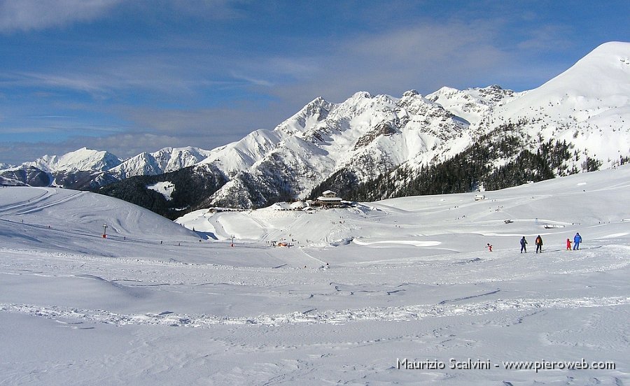 19 La conca dei Piani dell'Avaro.JPG